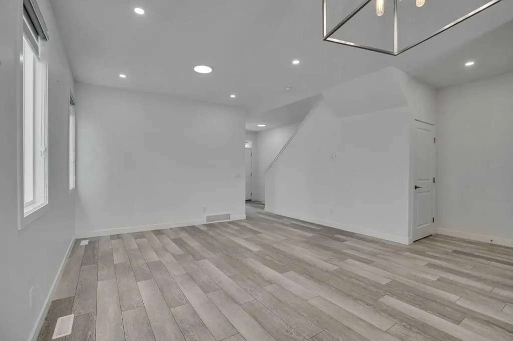 26 Amblehurst Path NW Calgary AB T3P1W8