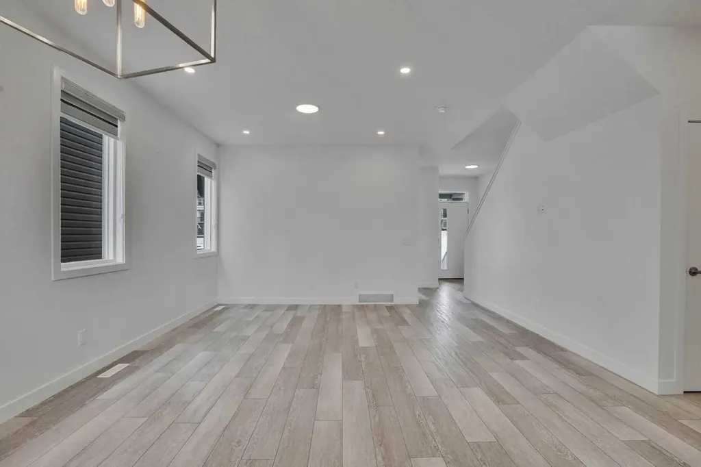 26 Amblehurst Path NW Calgary AB T3P1W8