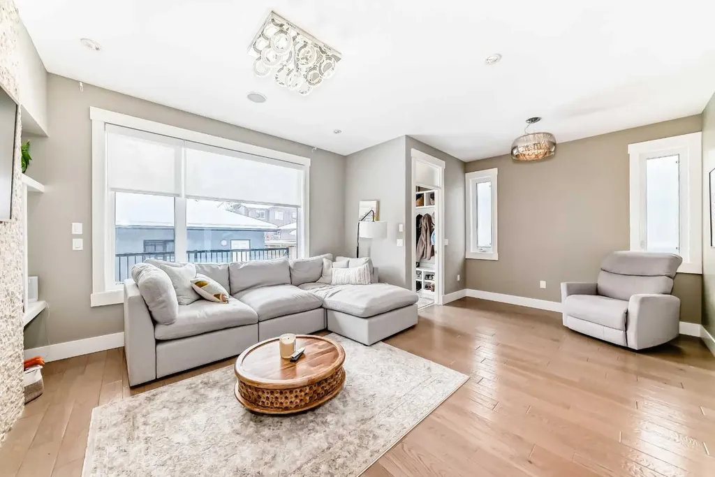 2117 51 Avenue SW Calgary AB T3E 1J8