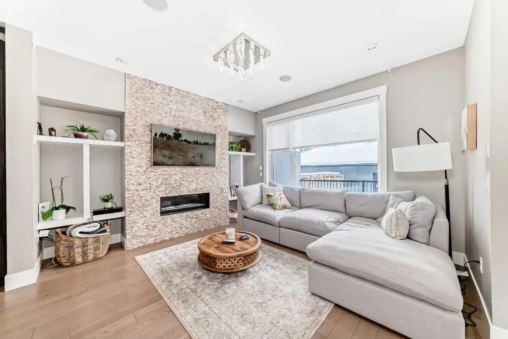 2117 51 Avenue SW Calgary AB T3E 1J8