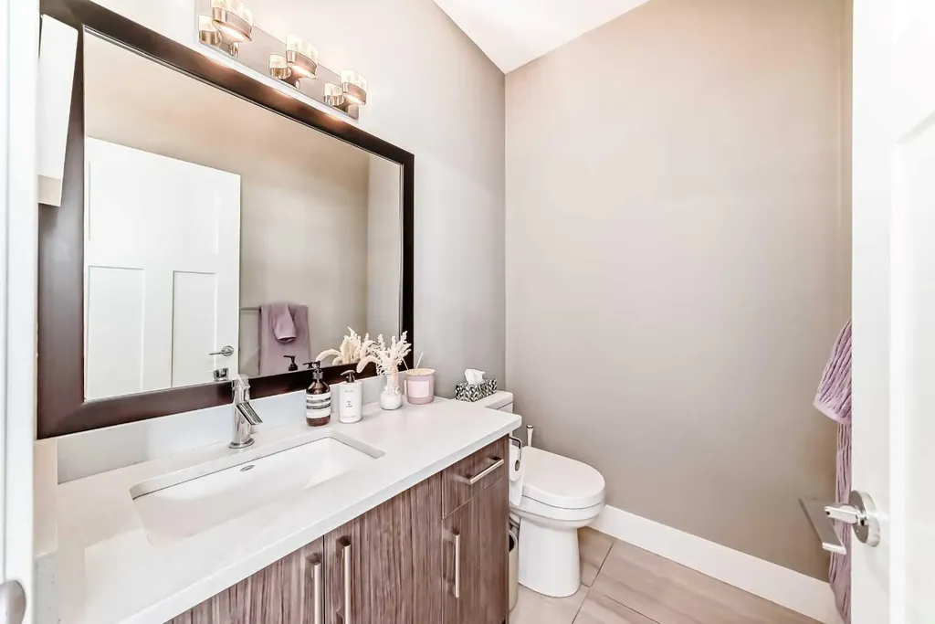 2117 51 Avenue SW Calgary AB T3E 1J8