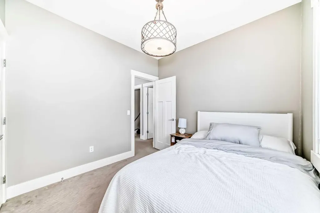 2117 51 Avenue SW Calgary AB T3E 1J8