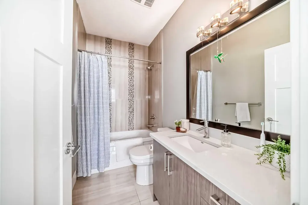 2117 51 Avenue SW Calgary AB T3E 1J8