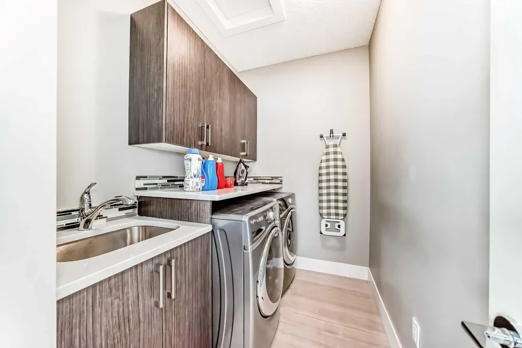 2117 51 Avenue SW Calgary AB T3E 1J8