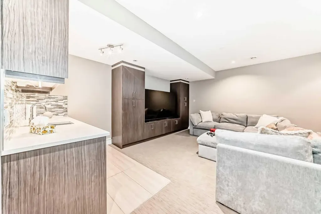 2117 51 Avenue SW Calgary AB T3E 1J8