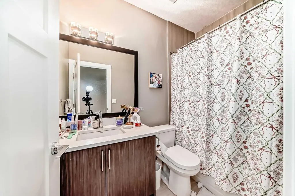 2117 51 Avenue SW Calgary AB T3E 1J8