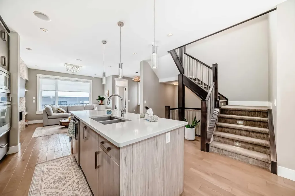 2117 51 Avenue SW Calgary AB T3E 1J8