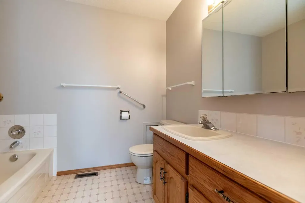 5319 37 Street Innisfail AB T4G 1G4