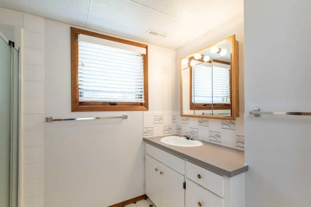 5319 37 Street Innisfail AB T4G 1G4