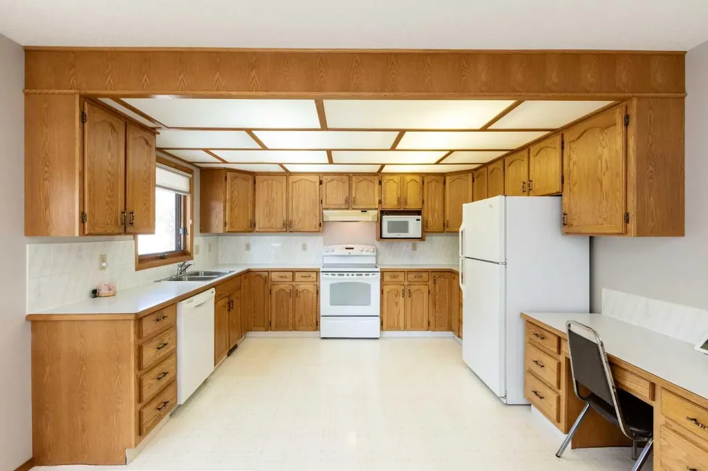 5319 37 Street Innisfail AB T4G 1G4