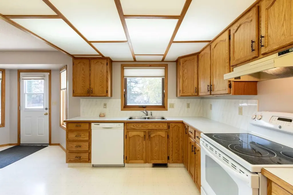 5319 37 Street Innisfail AB T4G 1G4