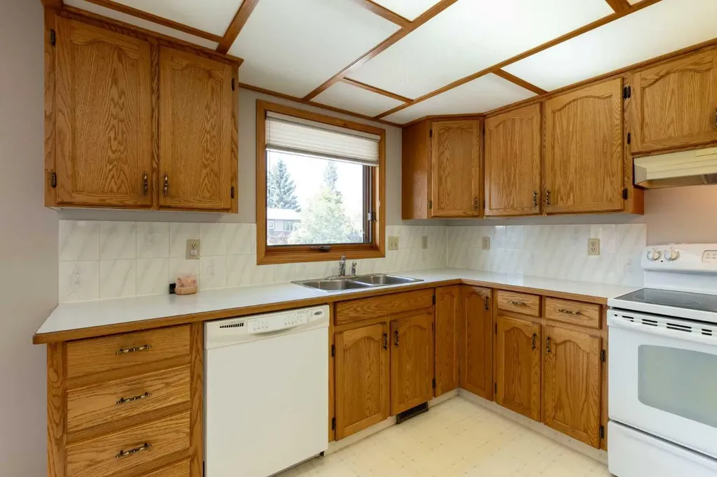 5319 37 Street Innisfail AB T4G 1G4