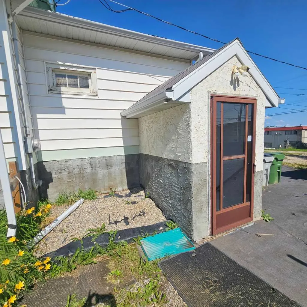 4827 5 Avenue Edson AB T7E 1N8