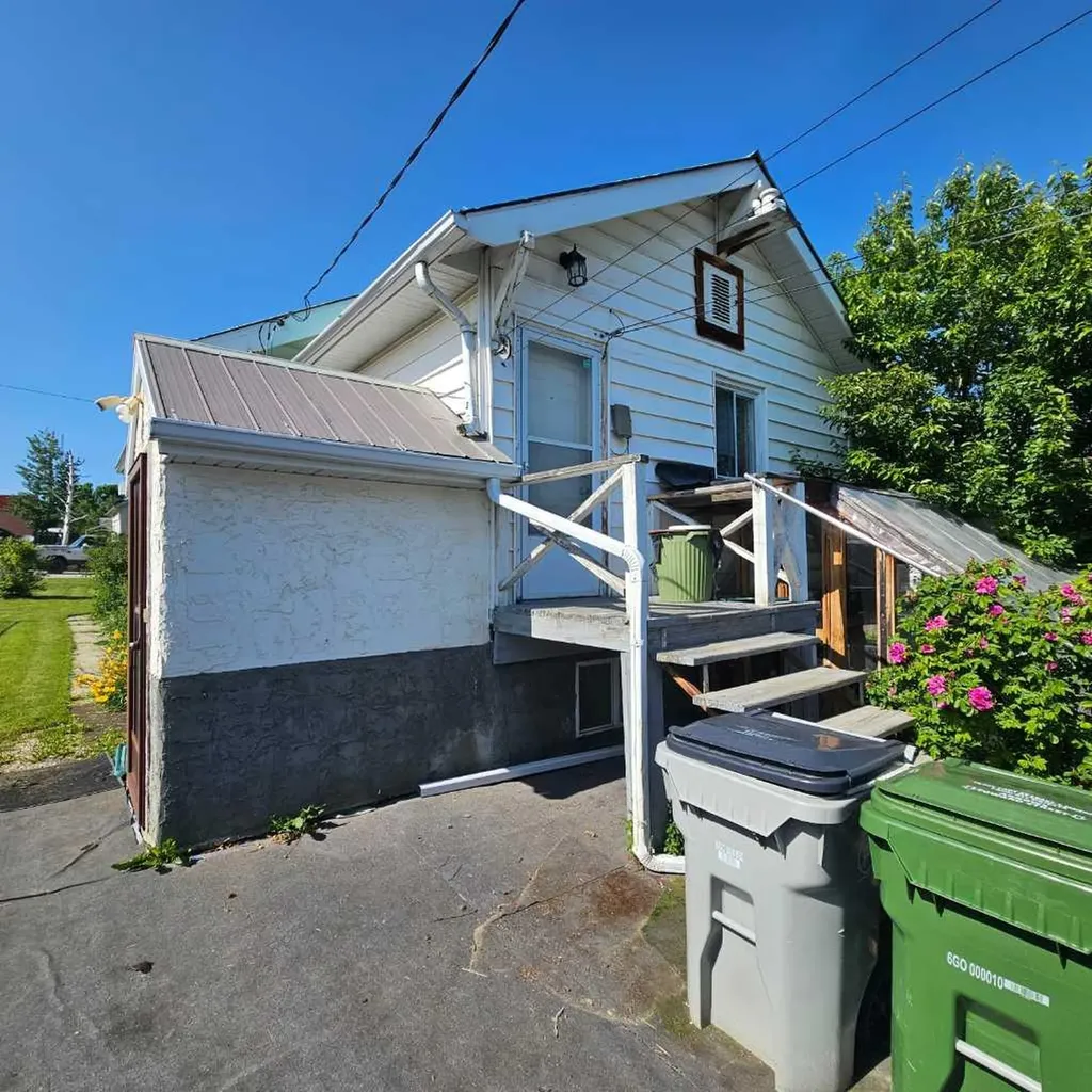 4827 5 Avenue Edson AB T7E 1N8