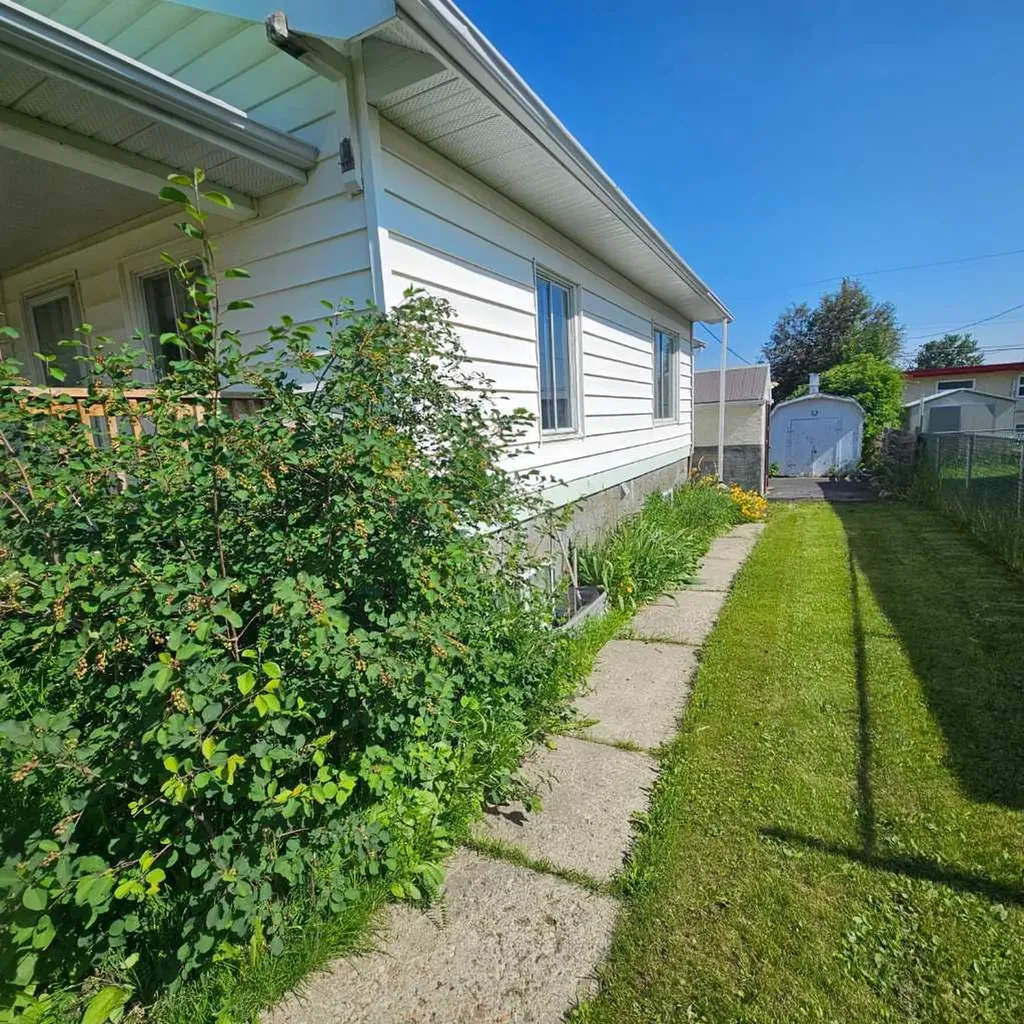 4827 5 Avenue Edson AB T7E 1N8