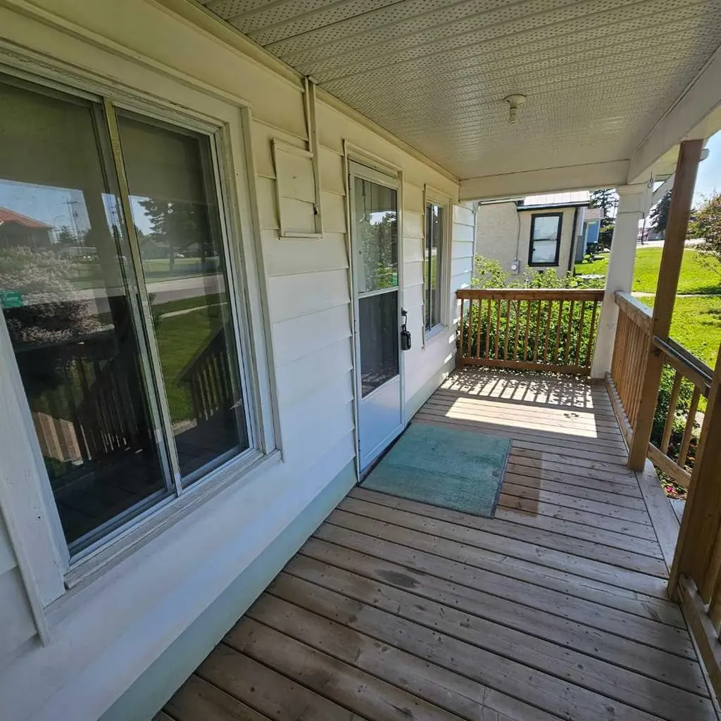4827 5 Avenue Edson AB T7E 1N8