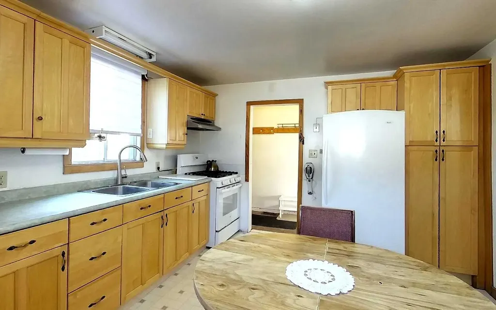 4827 5 Avenue Edson AB T7E 1N8