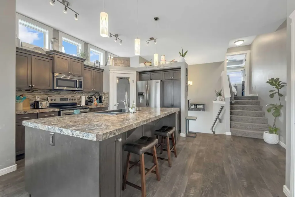 94 Mackenzie Crescent Lacombe AB T4L 0B2