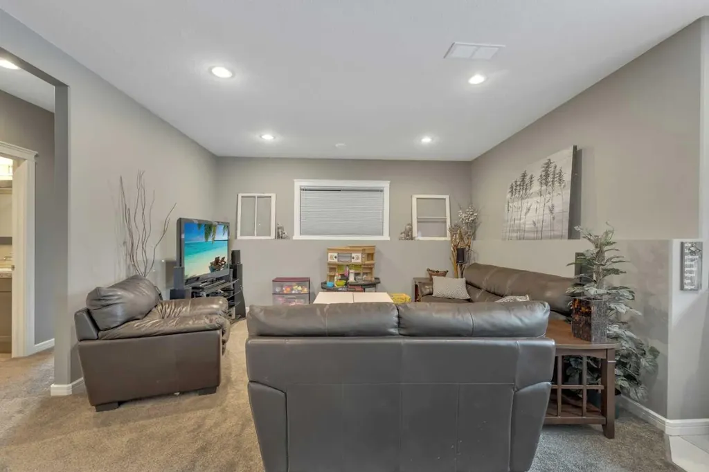 94 Mackenzie Crescent Lacombe AB T4L 0B2
