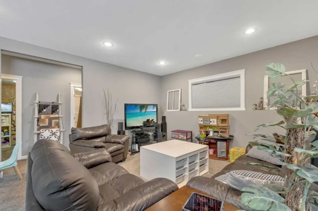 94 Mackenzie Crescent Lacombe AB T4L 0B2