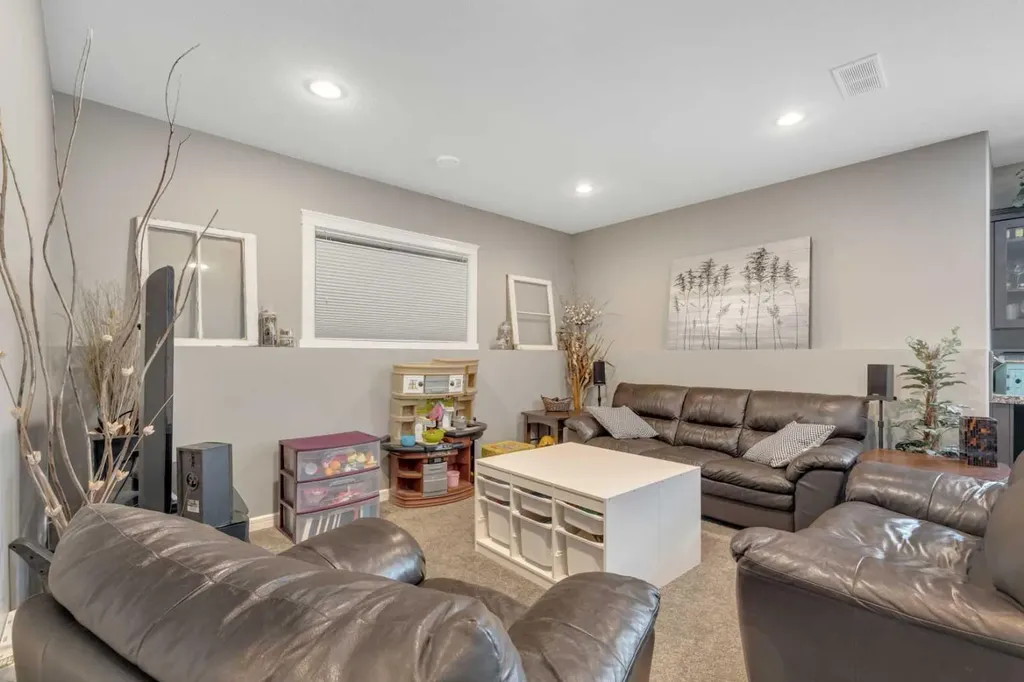 94 Mackenzie Crescent Lacombe AB T4L 0B2