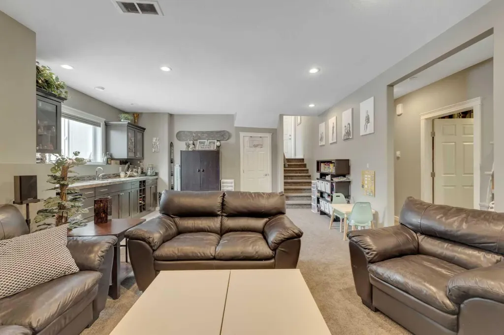 94 Mackenzie Crescent Lacombe AB T4L 0B2