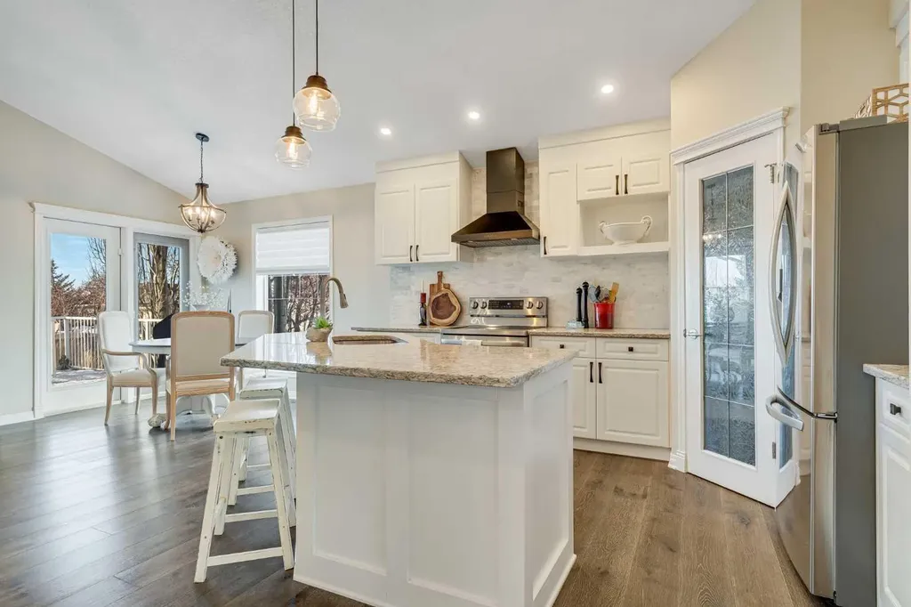 701 Cimarron Close Okotoks AB T1S1X3