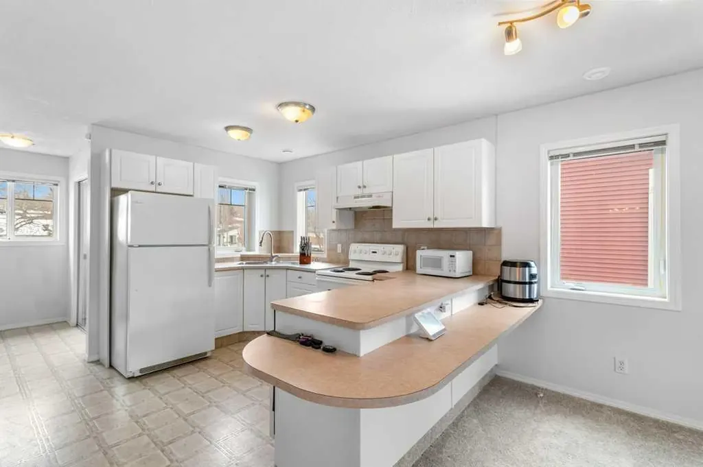 5220 50a Avenue Sylvan Lake AB T4S 1E5