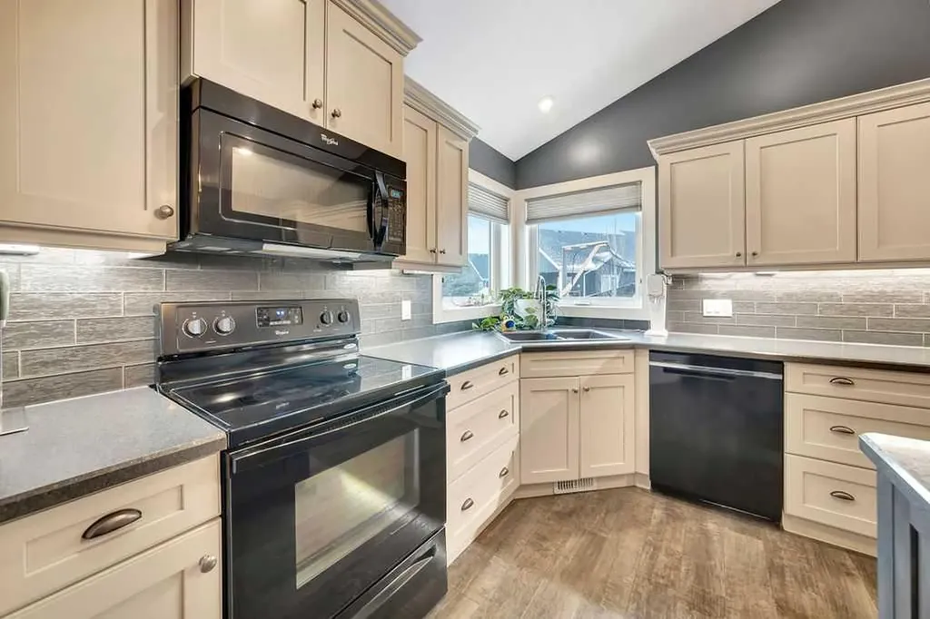 6108 17 Street Close Lloydminster AB T9V 3S2