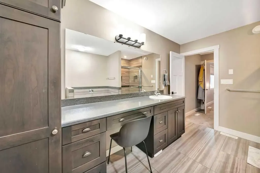 6108 17 Street Close Lloydminster AB T9V 3S2