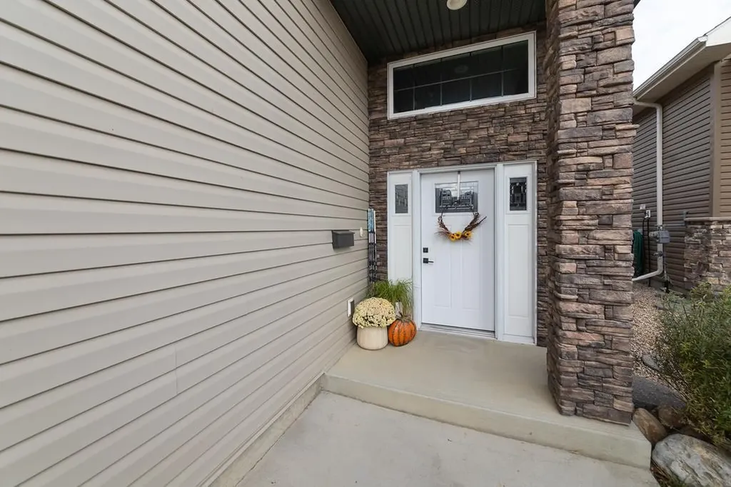 6108 17 Street Close Lloydminster AB T9V 3S2