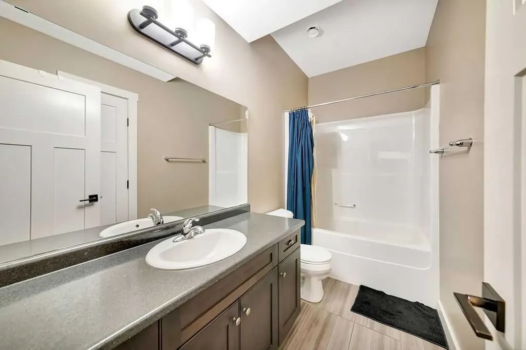 6108 17 Street Close Lloydminster AB T9V 3S2