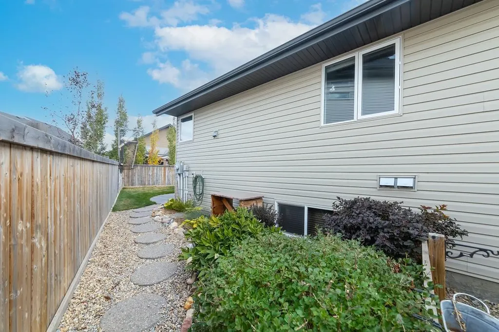 6108 17 Street Close Lloydminster AB T9V 3S2