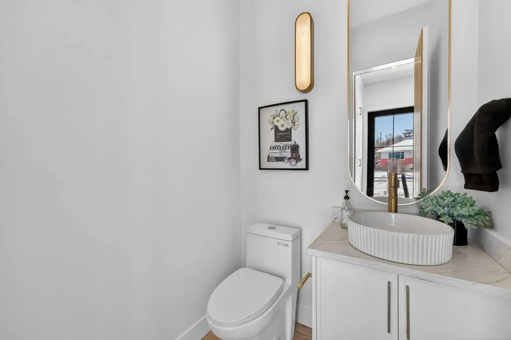 416 36 Street SW Calgary AB T3C 1P7