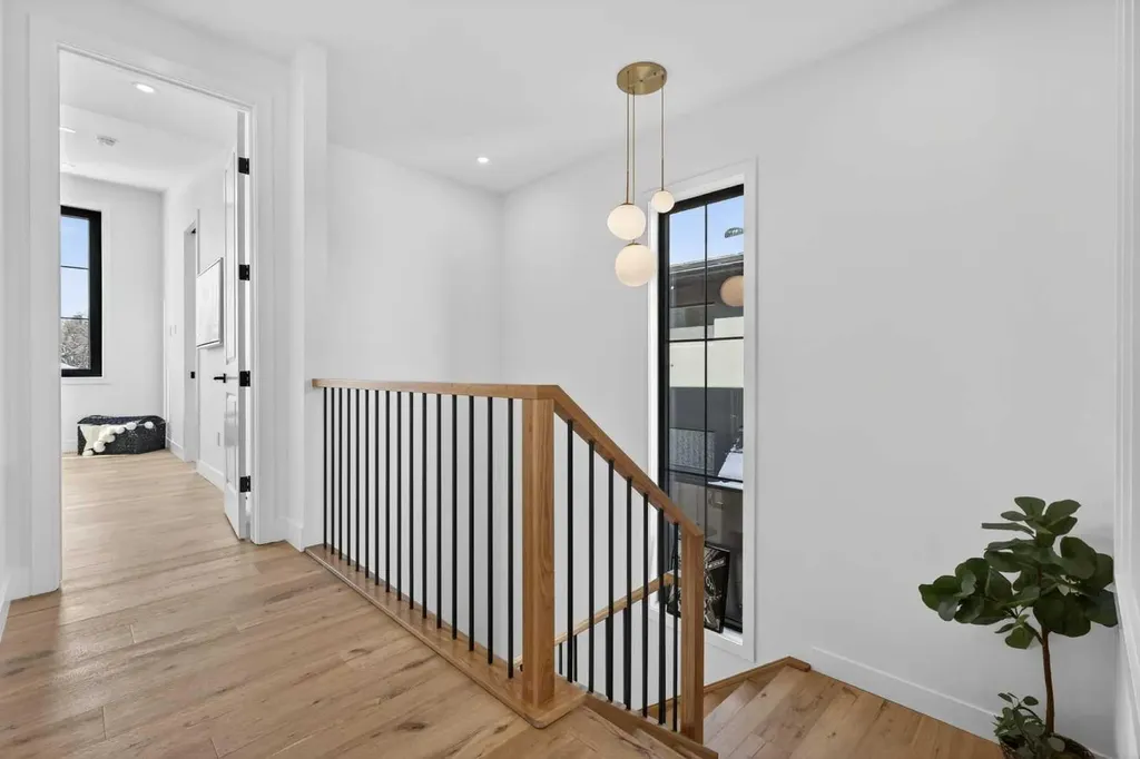 416 36 Street SW Calgary AB T3C 1P7
