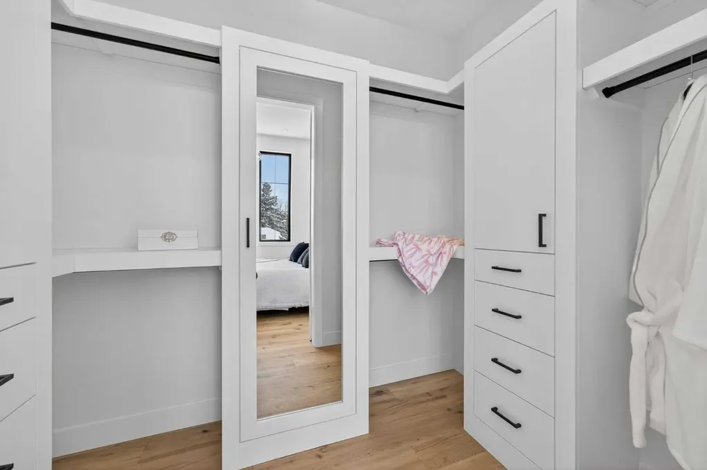 416 36 Street SW Calgary AB T3C 1P7