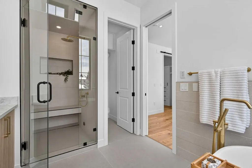 416 36 Street SW Calgary AB T3C 1P7
