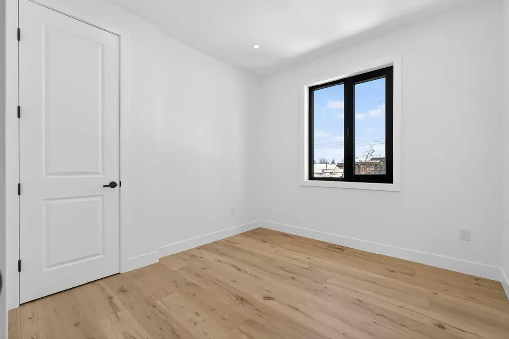 416 36 Street SW Calgary AB T3C 1P7