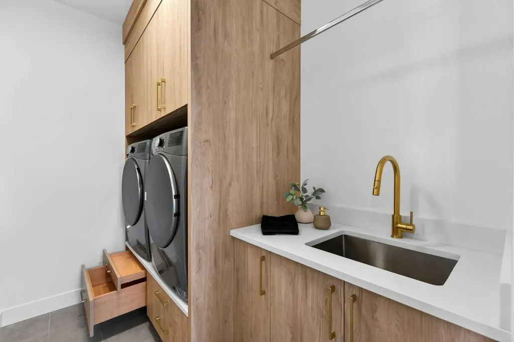 416 36 Street SW Calgary AB T3C 1P7
