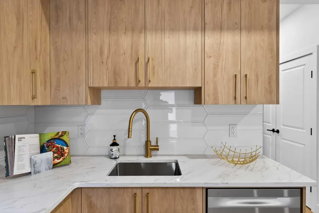 416 36 Street SW Calgary AB T3C 1P7