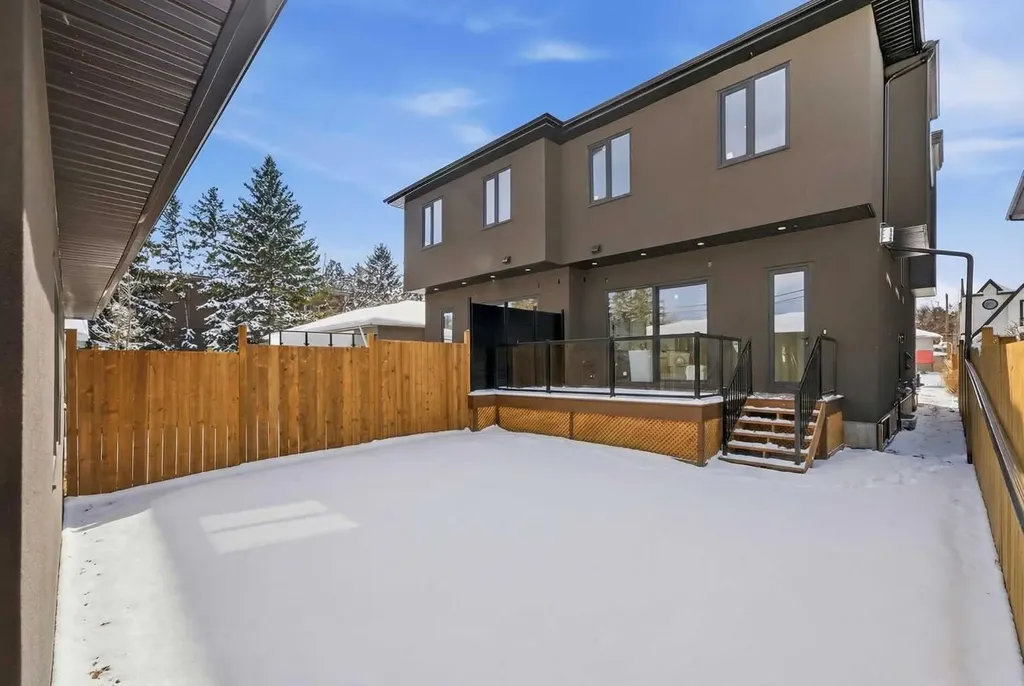 416 36 Street SW Calgary AB T3C 1P7