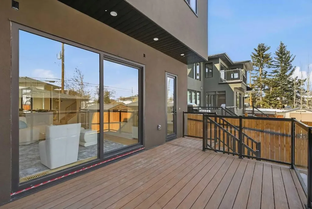 416 36 Street SW Calgary AB T3C 1P7