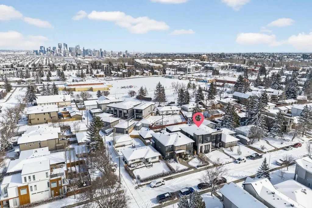 416 36 Street SW Calgary AB T3C 1P7