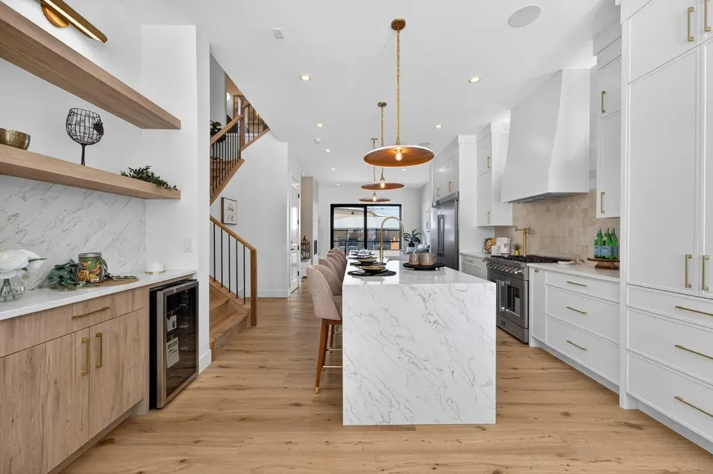 416 36 Street SW Calgary AB T3C 1P7