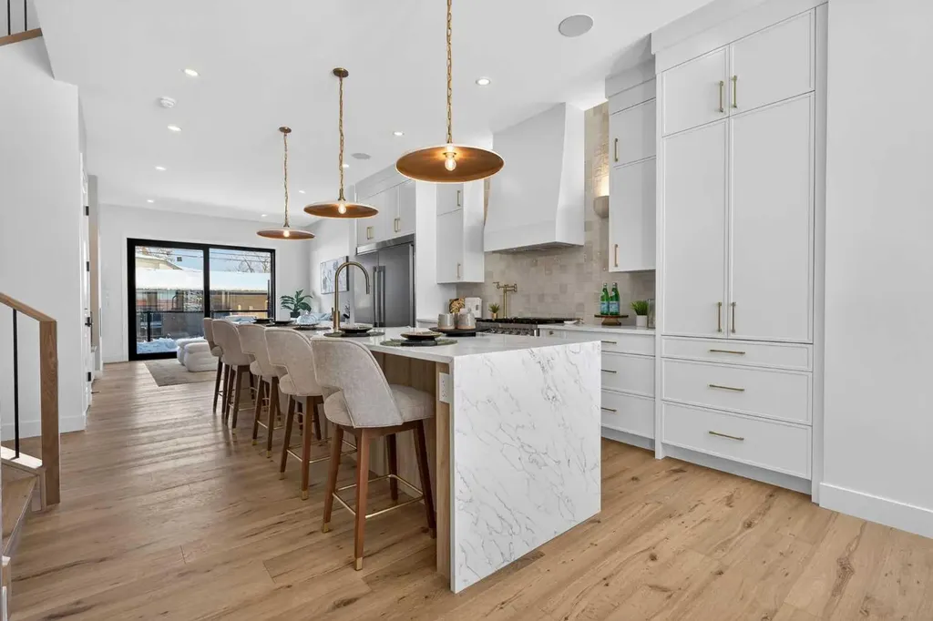 416 36 Street SW Calgary AB T3C 1P7