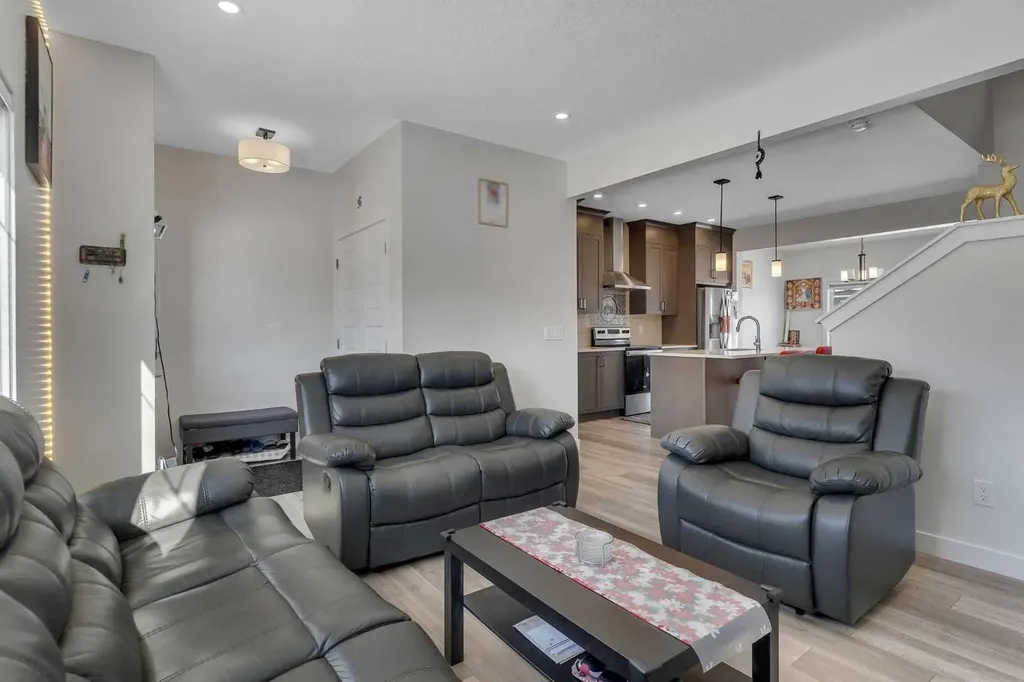 726 Bayview Hill SW Airdrie AB T4B 5M4