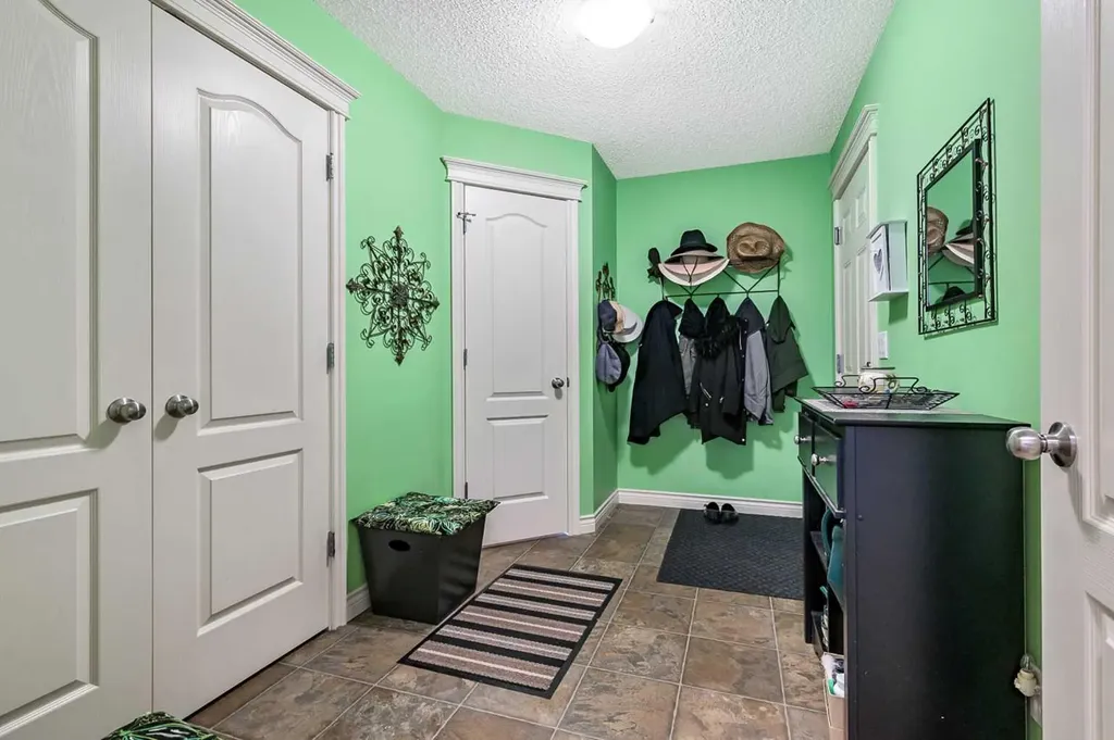 43 Sheep River Heights Okotoks AB T1S 2A1
