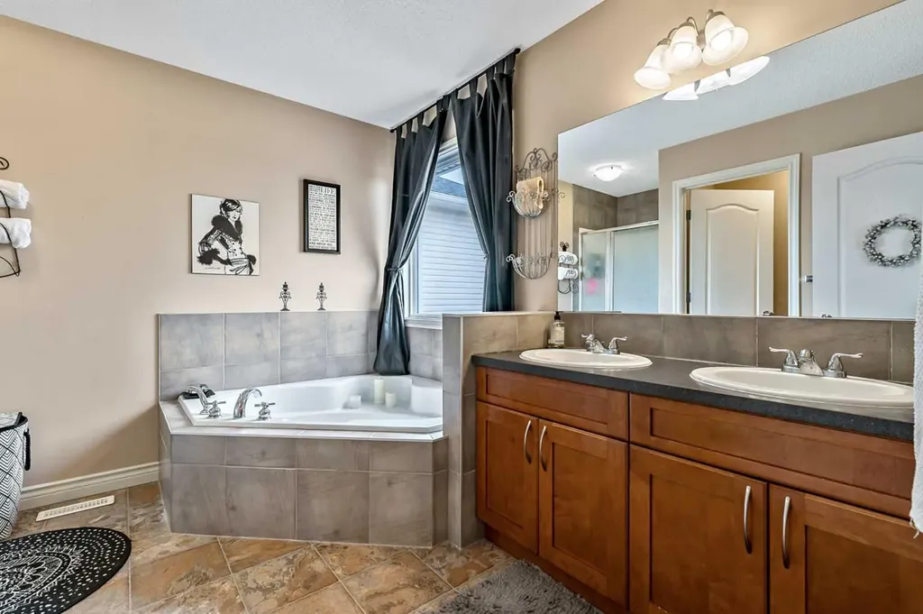 43 Sheep River Heights Okotoks AB T1S 2A1