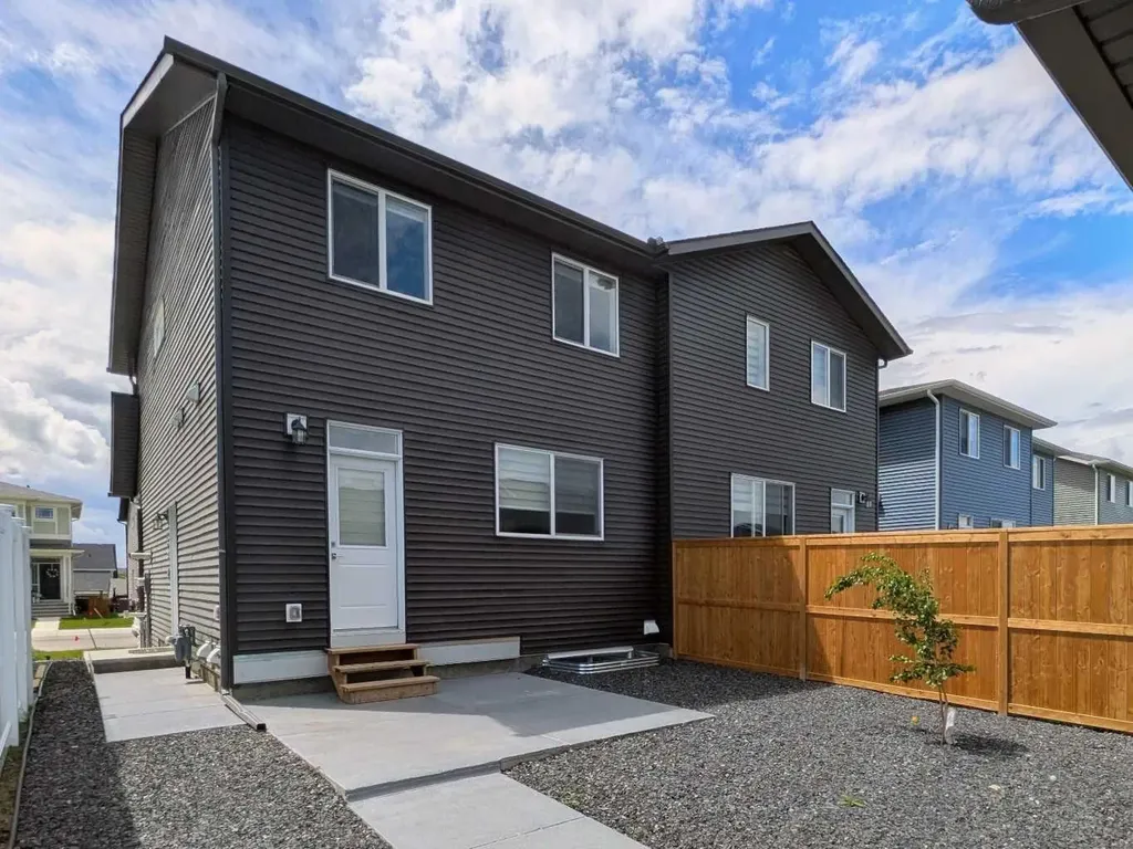 20 Iris Crescent Okotoks AB T1S 5V5