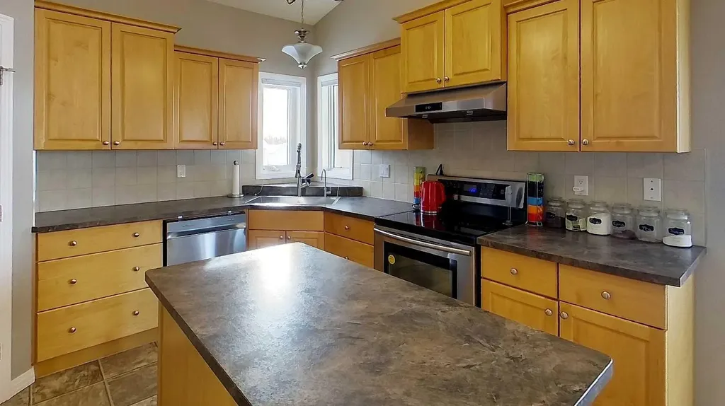 4119 16 Avenue NE Edson AB T7E0A5